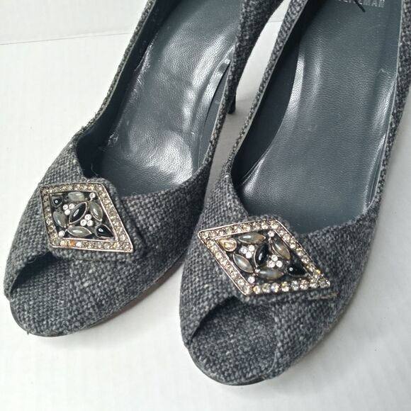 Stuart Weizman gray heels with embalishment - Picture 6 of 10